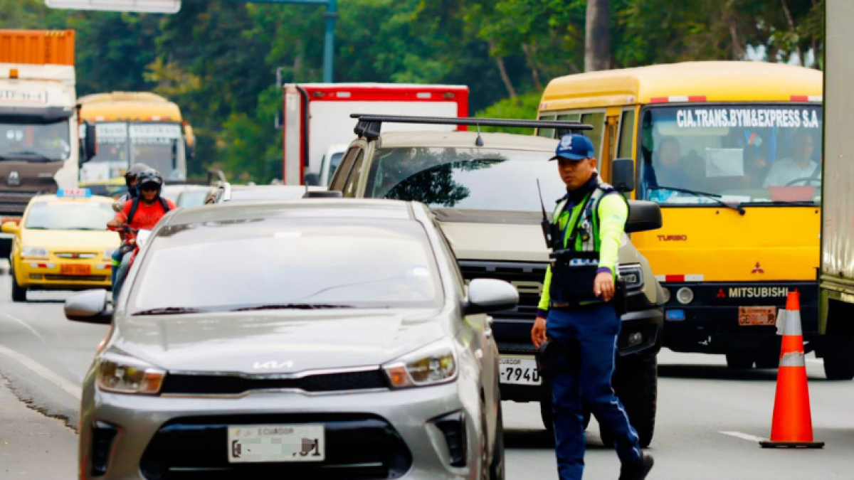 Referencial. El cierre de las vías en Guayaquil es una problemática que la ciudadanía denuncia constantemente.