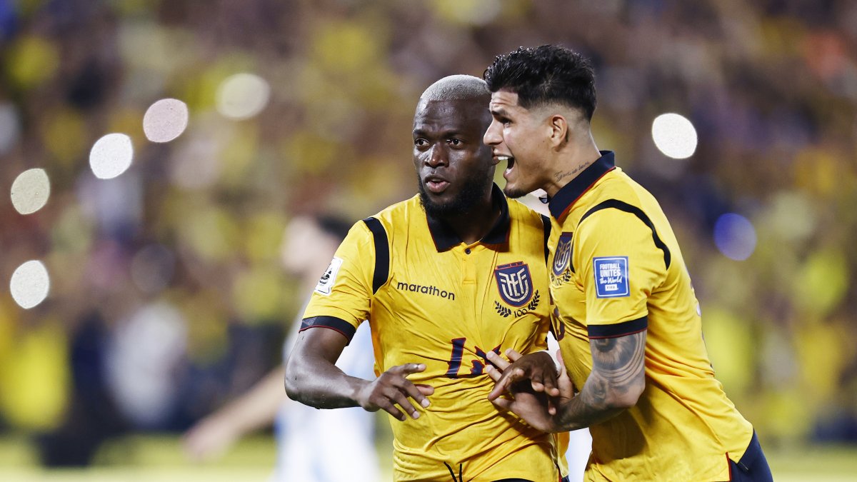 Enner Valencia (i) y Piero Hincapié de Ecuador celebran un gol en un partido por las eliminatorias a la Copa Mundial 2026 ante Argentina en el Estadio Monumental .