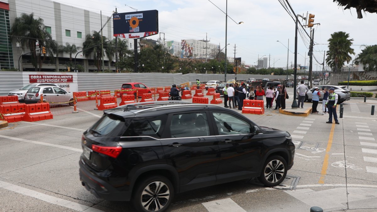 Se cerrarán tres carriles centrales con dirección hacia la vía a la costa, lo que implicará una reducción significativa de la capacidad de la avenida en esa zona.