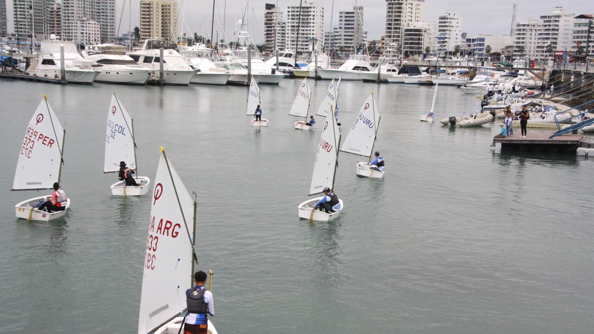 Los veleristas internacionales hacen base desde el Salinas Yacht Club.