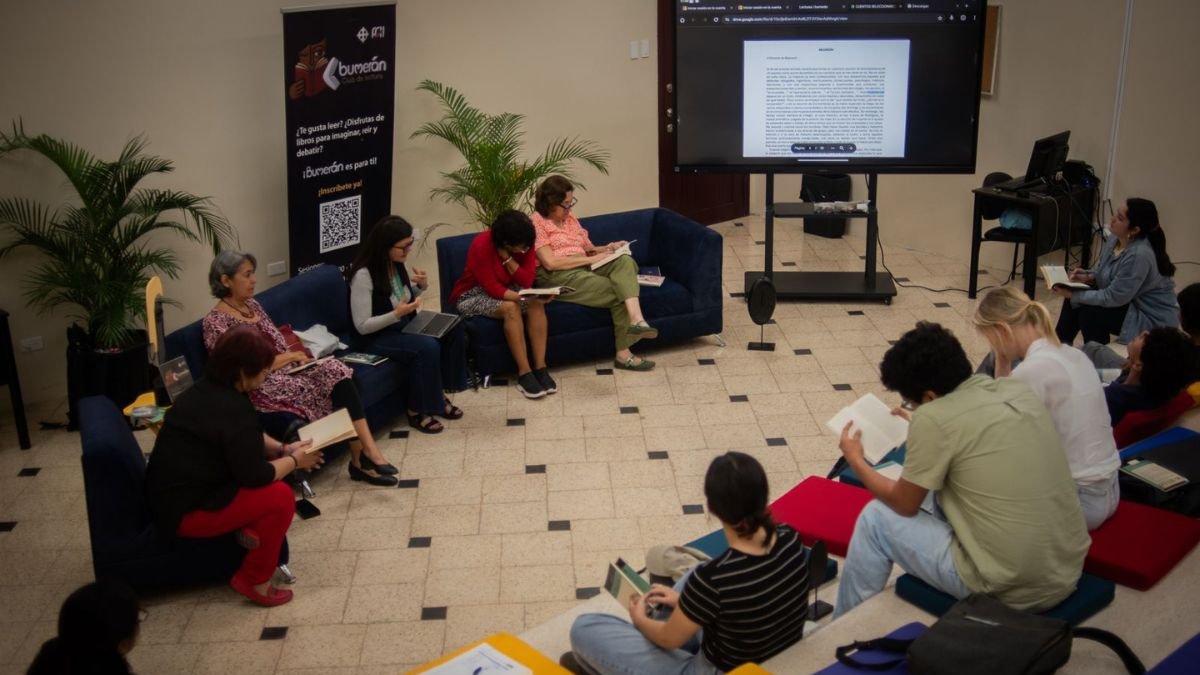 La iniciativa promueve un espacio de diálogo íntimo donde estudiantes, egresados y profesionales comparten lecturas y reflexiones sobre la ciudad y la vida.