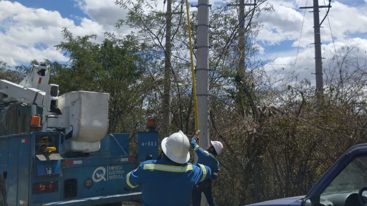 Personal operativo de la Empresa Eléctrica Quito trabajó para restablecer el servicio.