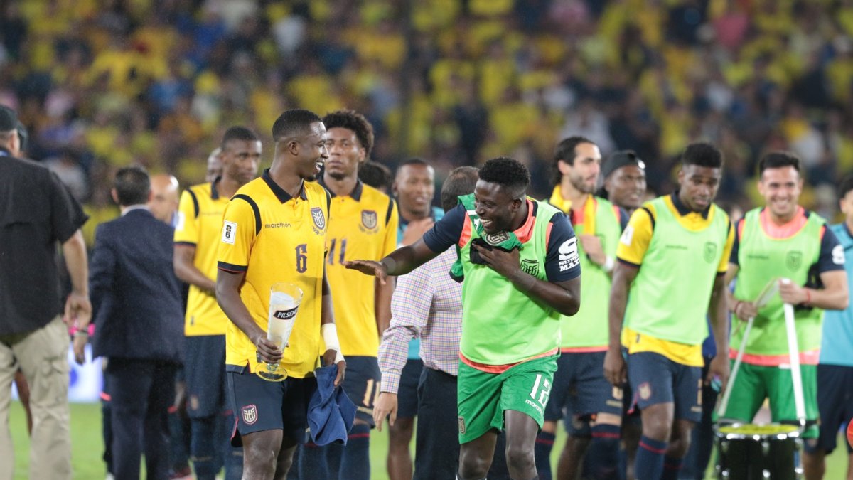 Liderados por Moisés Ramírez (c) y William Pacho (6), los jugadores ecuatorianos celebraron la clasificación a la Copa del Mundo 2026