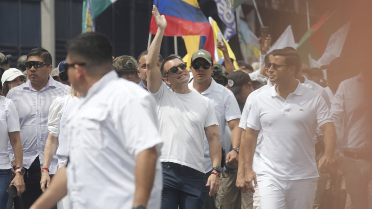 El presidente Daniel Noboa encabezó la marcha ciudadana en Guayaquil, escoltado por autoridades y fuerzas militares.
