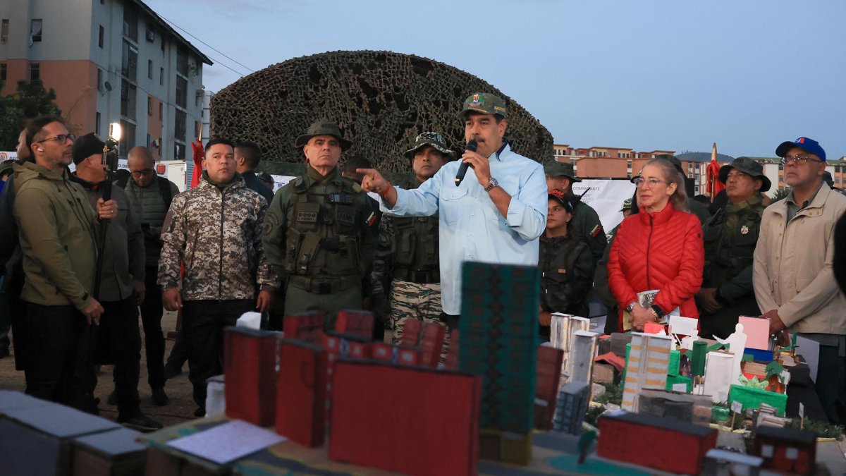 Nicolás Maduro (c), hablando junto al ministro del Poder Popular para la Defensa, Vladimir Padrino López (i), este 11 de septiembre de 2025, en Venezuela.