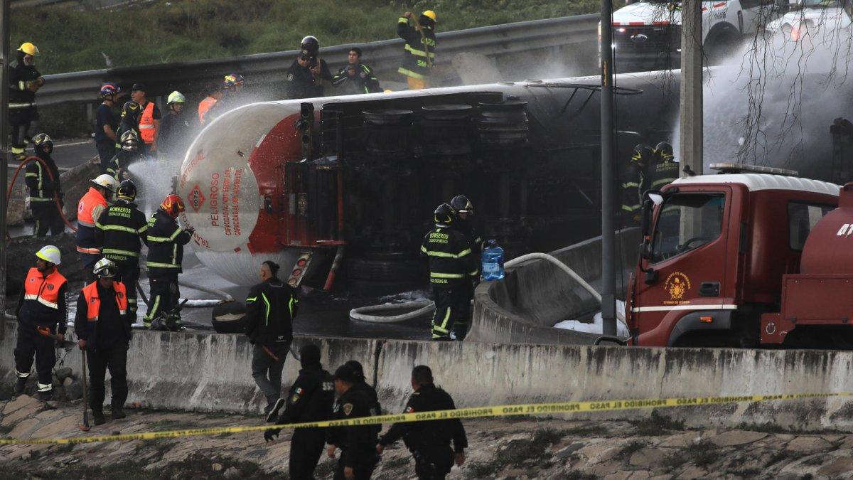 Bomberos controlan un incendio luego del accidente de un camión de gas, en Ciudad de México (México).