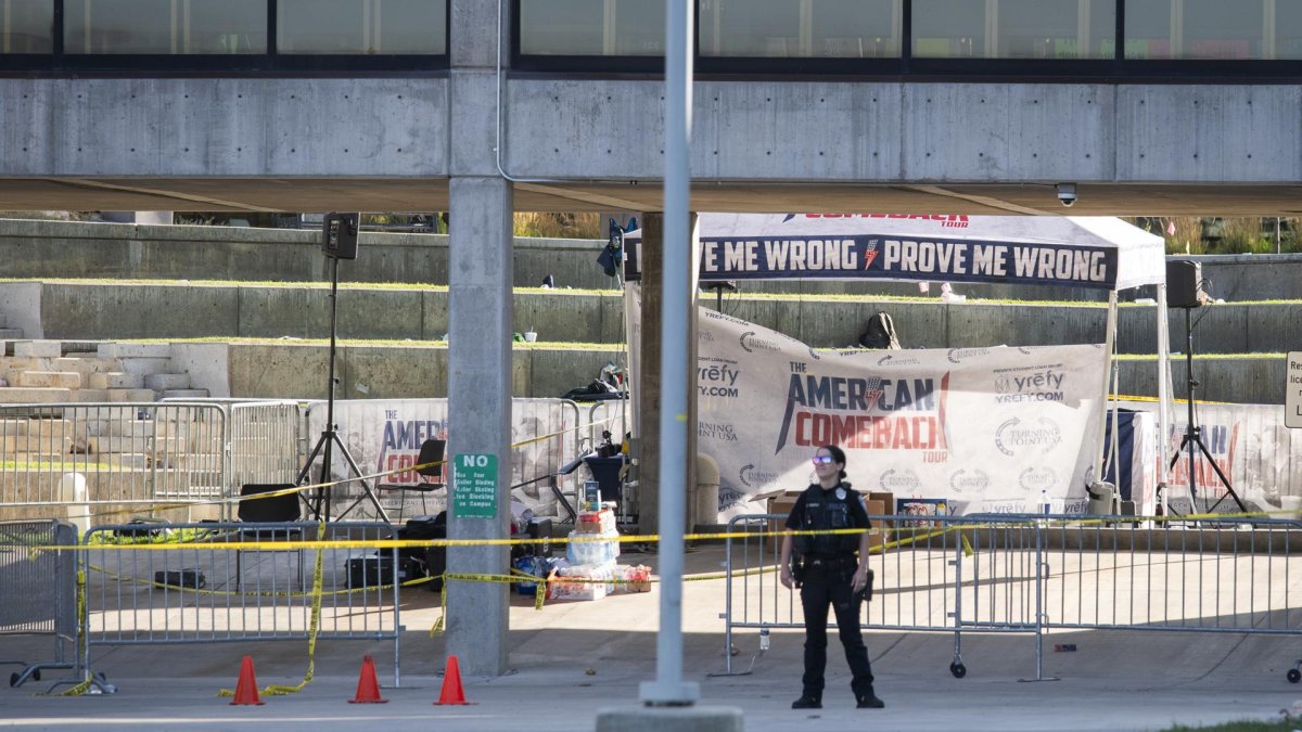 Un oficial de policía se encuentra en el patio donde Charlie Kirk, director ejecutivo y cofundador de la organización juvenil conservadora Turning Point USA.