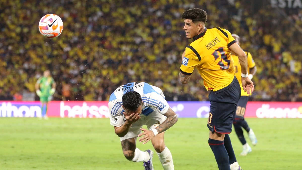 Piero Hincapié (i) de Ecuador disputa el balón con Nicolás González de Argentina en el estadio Monumental.