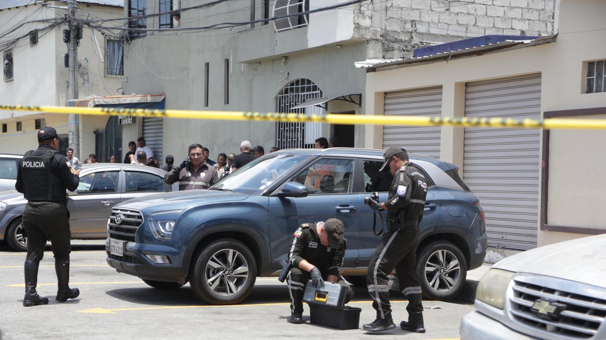Policía levanta indicios en el lugar.