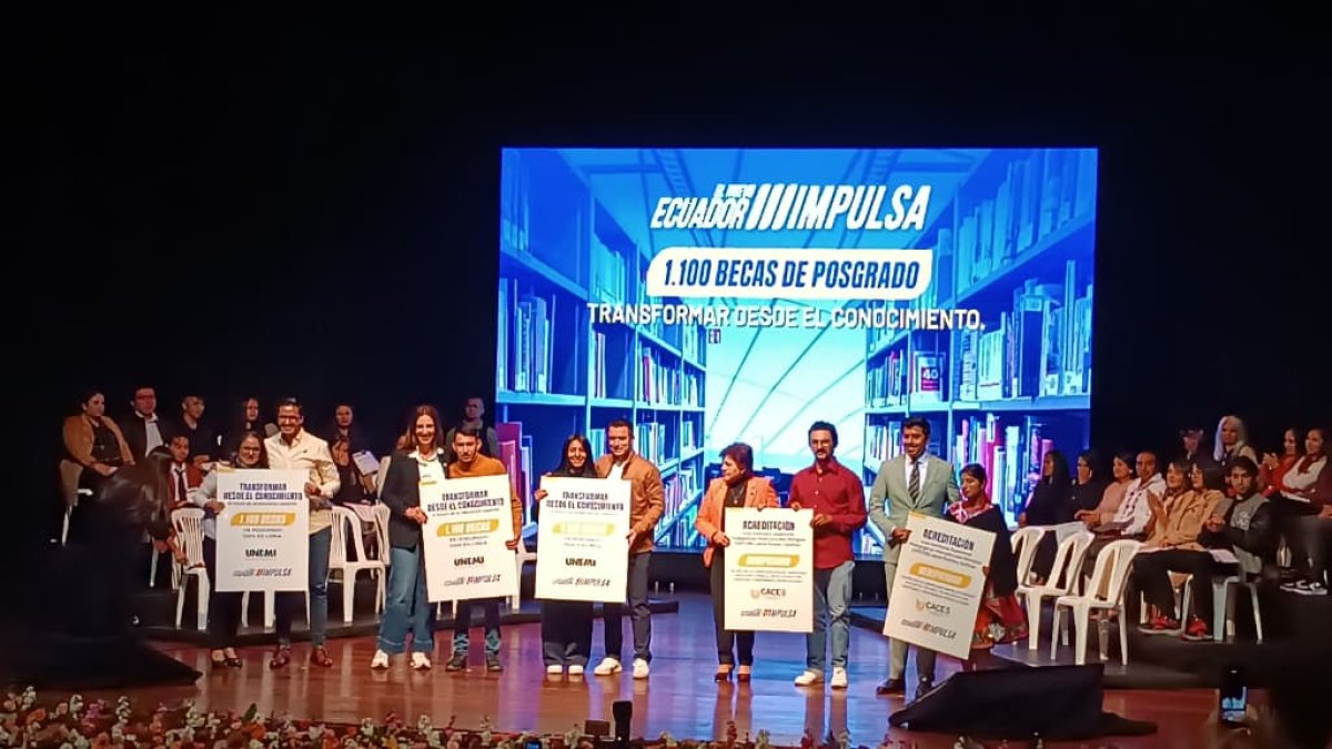 El presidente Daniel Noboa visitó Cuenca para la entrega de becas para estudiantes de maestrías.