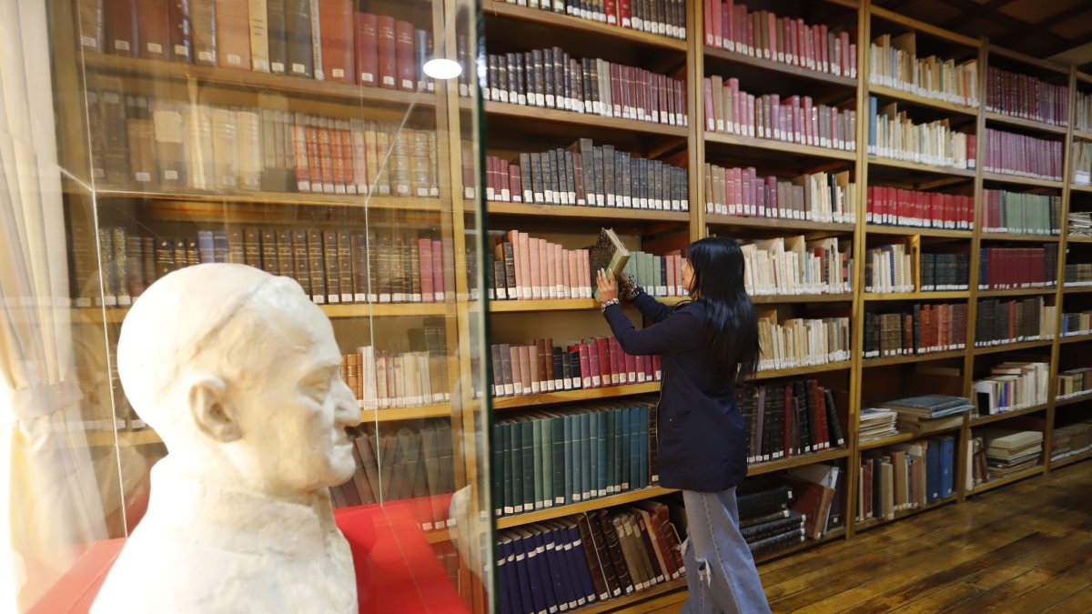 Dieciocho fondos con 500,000 archivos, 30,000 fotografías y 400,000 libros reposan en la biblioteca.