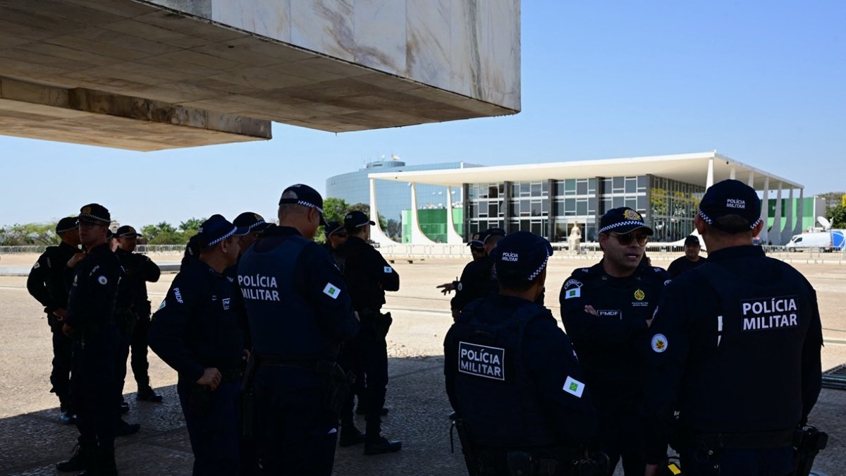 Agentes de la Policía Militar hacen guardia frente al Supremo Tribunal Federal (STF) en Brasilia, durante el juicio del expresidente brasileño Jair Bolsonaro.