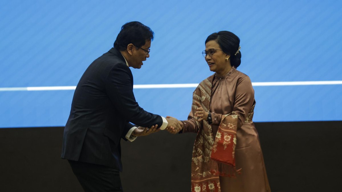 El nuevo ministro de Finanzas, Purbaya Yudhi Sadewa (izq.), tomó el relevo de su predecesora, la veterana política Sri Mulyani Indrawati (dcha.).