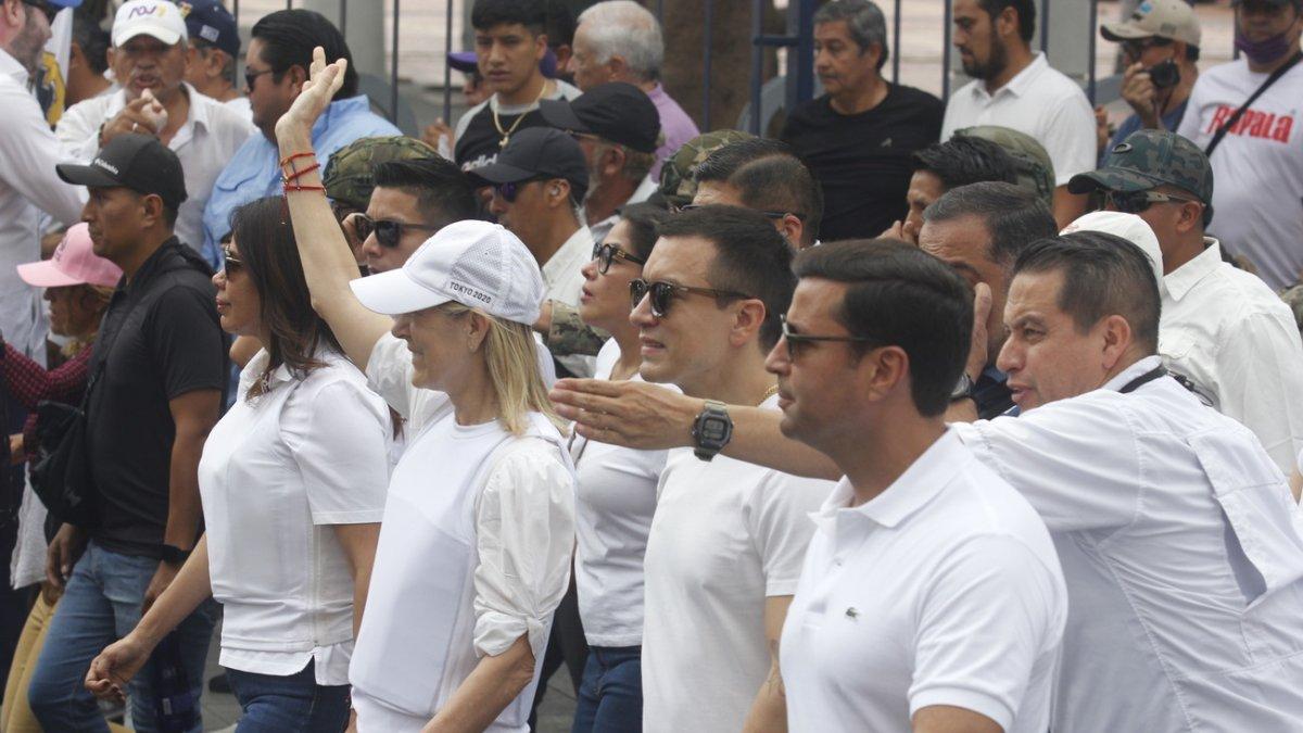 Un corto discurso a final de la marcha convocada por el presidente Daniel Noboa en Guayaquil.