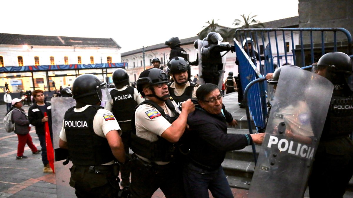 En la Plaza de Santo Domingo hubo varios incidentes con los manifestantes.