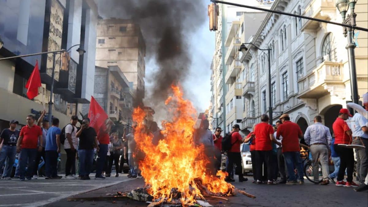 Marchistas quemaron monigote del presidente Daniel Noboa.
