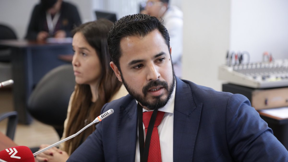 El 1 de marzo de 2024, Andrés Alprecht (d), entonces subsecretario de Planificación y Economía de Defensa en su comparecencia ante la Comisión de Régimen Económico de la Asamblea.