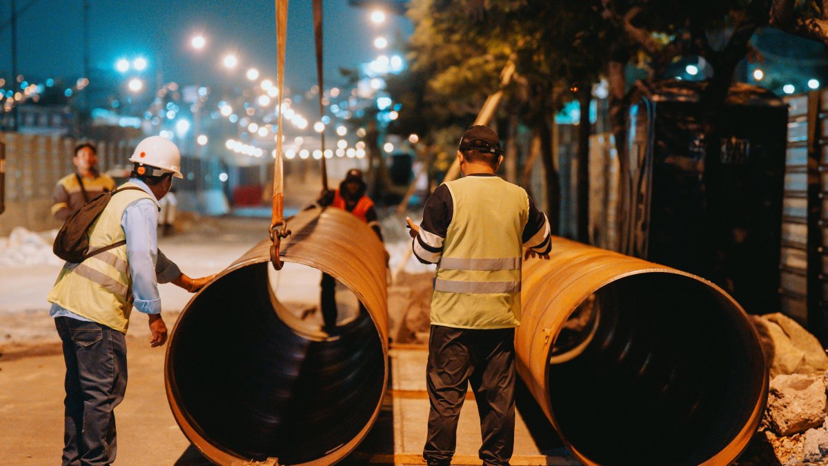 La noche del pasado 11 de septiembre, llegaron nueve estructuras metálicas de 12 metros, conocidas como camisas para pilotes, que servirán para la cimentación de la obra.