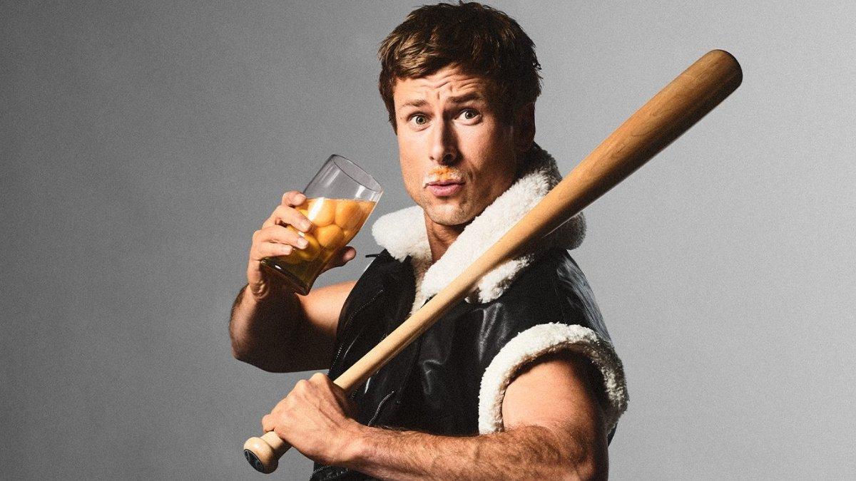 El actor Glen Powell presta su imagen para una serie de fotos en revista estadounidense GQ.