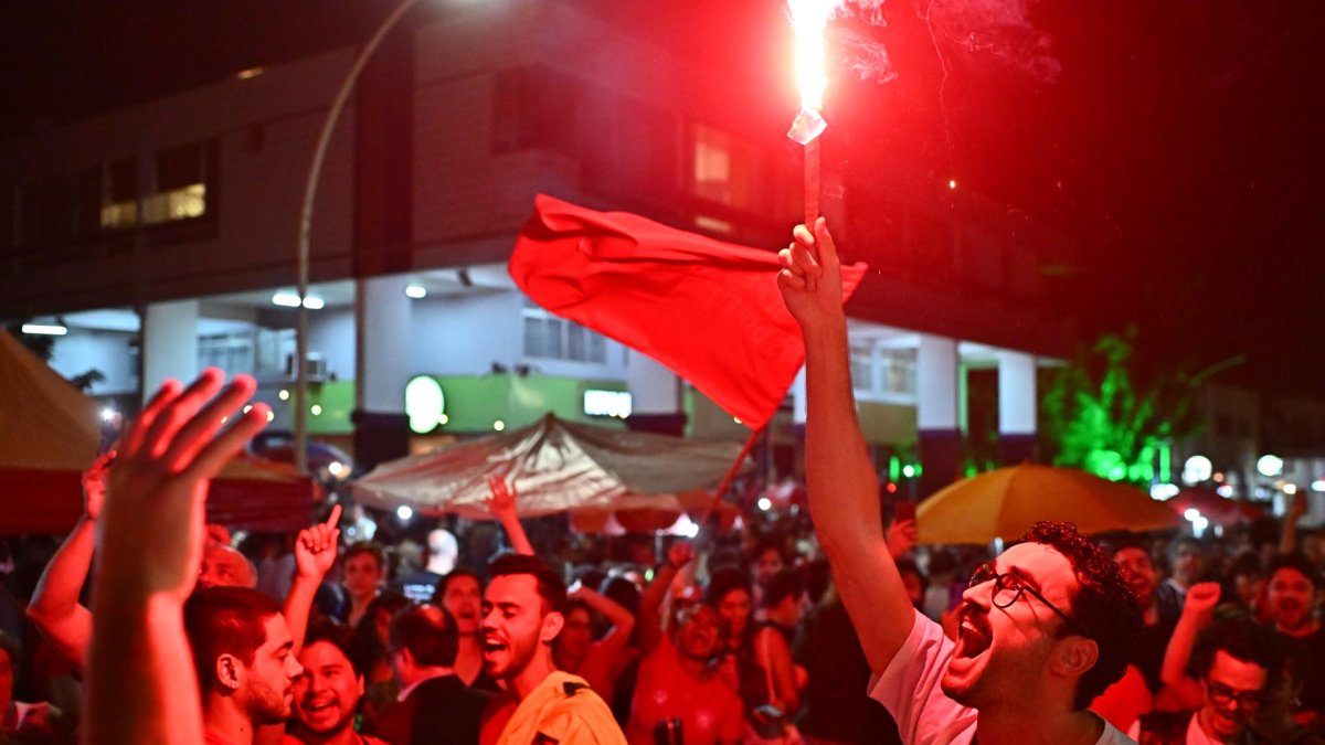 Personas celebran la condena al expresidente de Brasil Jair Bolsonaro durante la transmisión del juicio, en Brasilia (Brasil).