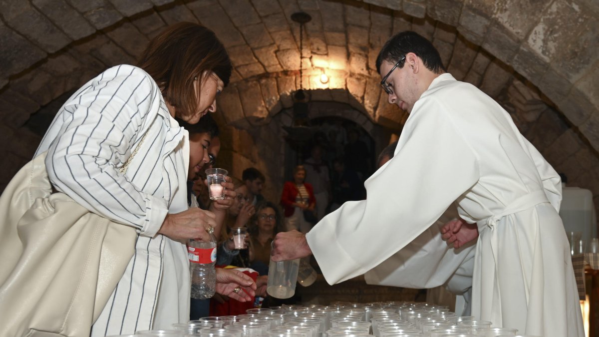 Los palentinos renuevan la tradición de beber el agua bendita de la cripta visigótica de San Antolín, en el día del patrón de la ciudad.