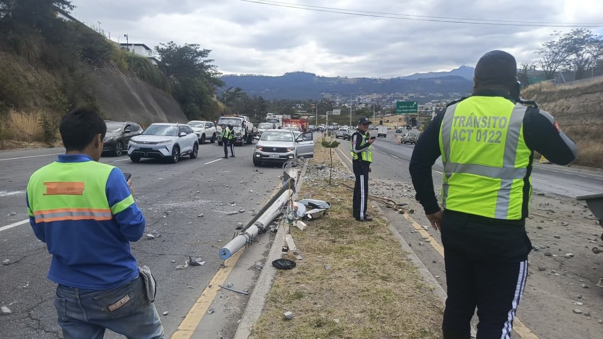 El camión mediano primero se impactó contra un poste.