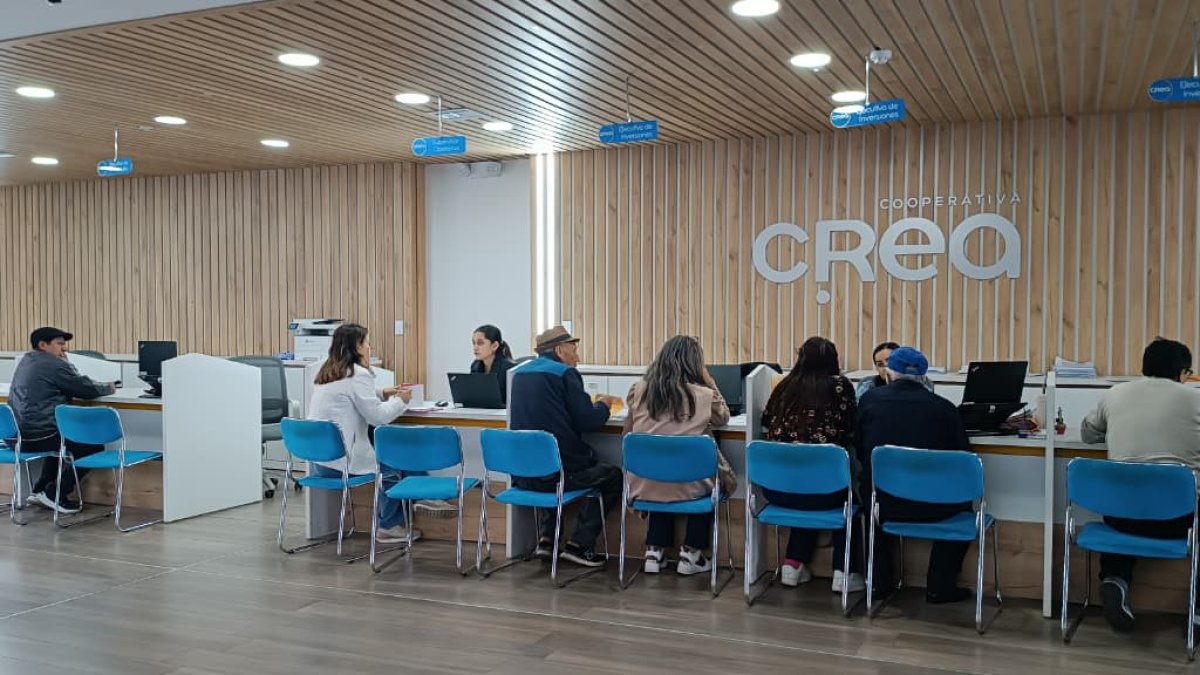 Socios de la Cooperativa CREA asisten a realizar preguntas sobre sus valores pendientes de pago en la oficina central de Cuenca.