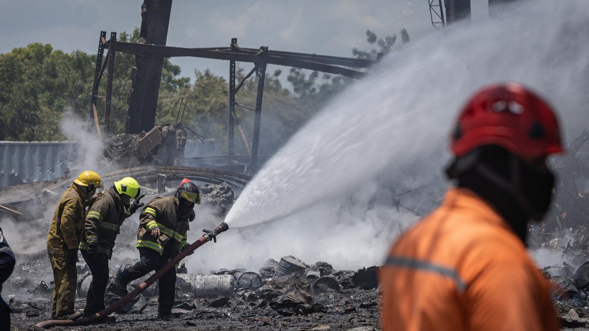 Bomberos intentan controlar un incendio tras la explosión de una fábrica de fuegos artificiales este 11 de septiembre de 2025, en San Francisco (Venezuela)