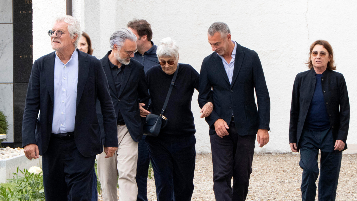 Rosanna Armani, acompañada por su hijo y Michele Tacchella, en el cementerio donde reposan las cenizas de su hermano, Giorgio Armani