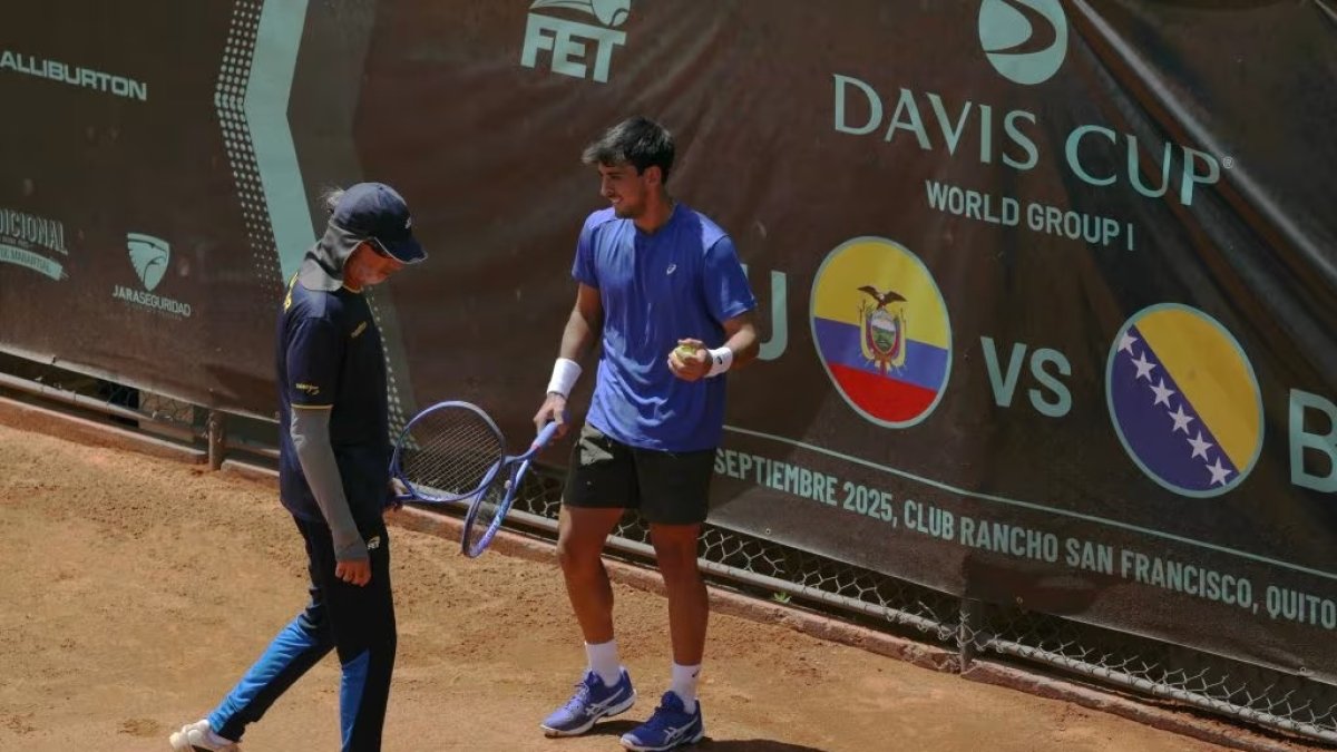 Andrés Andrade (d) durante una de las últimas prácticas junto al capitán Raúl Viver.