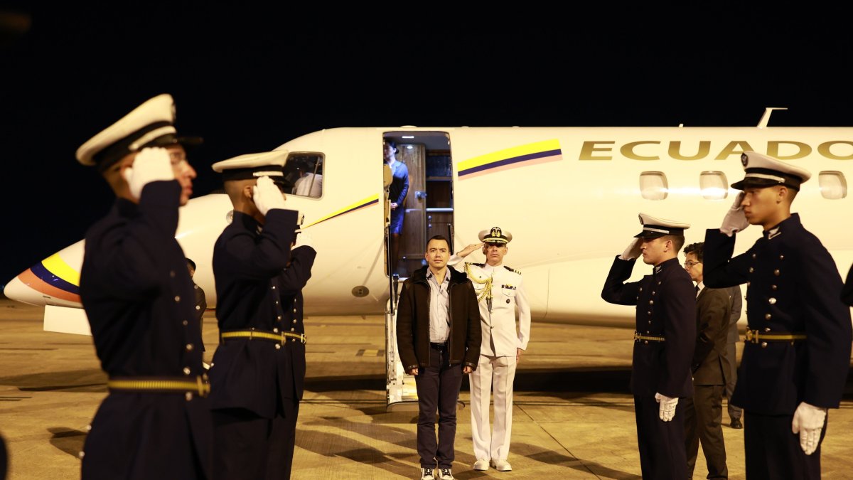 Para los expertos, el presidente Daniel Noboa ha priorizado la agenda internacional sobre la nacional.
