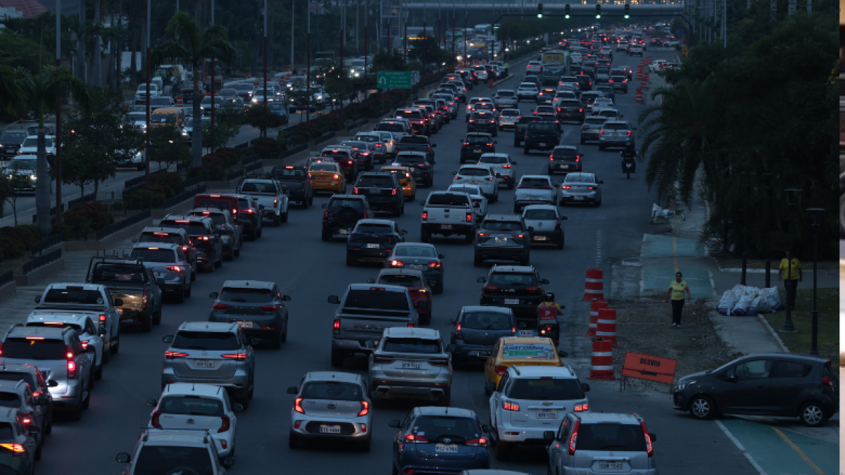 Tránsito. Largas filas de vehículos se observan a lo largo de la avenida Samborondón.