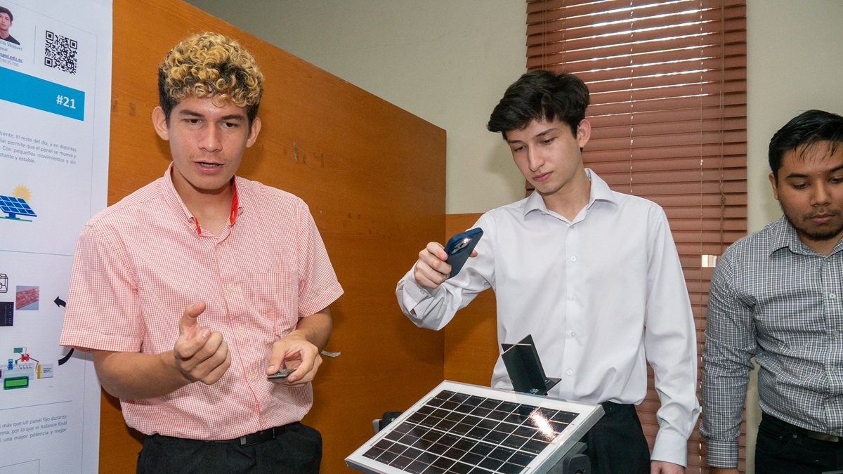 Jean Carlos Thomé y Patricio Vásquez prueban su panel solar capaz de moverse al detectar luz.