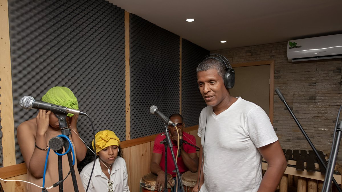 Gestor. Larry grava uno de sus discos en una cabina de música.