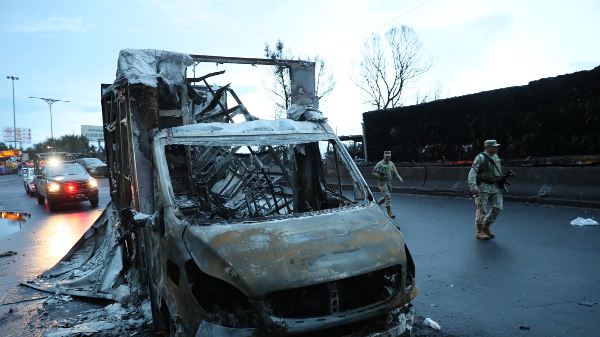 Integrantes del Ejercito mexicano resguardan la zona del accidente de un camión de gas este miércoles, en la Ciudad de México (México).