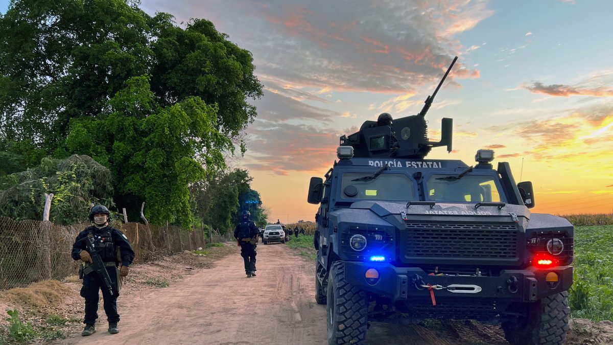 Sinaloa. Agentes de la Policía Estatal patrullan durante una operación contra el crimen organizado en el campo agrícola San Pedro, en el municipio de Navolato, estado de Sinaloa.