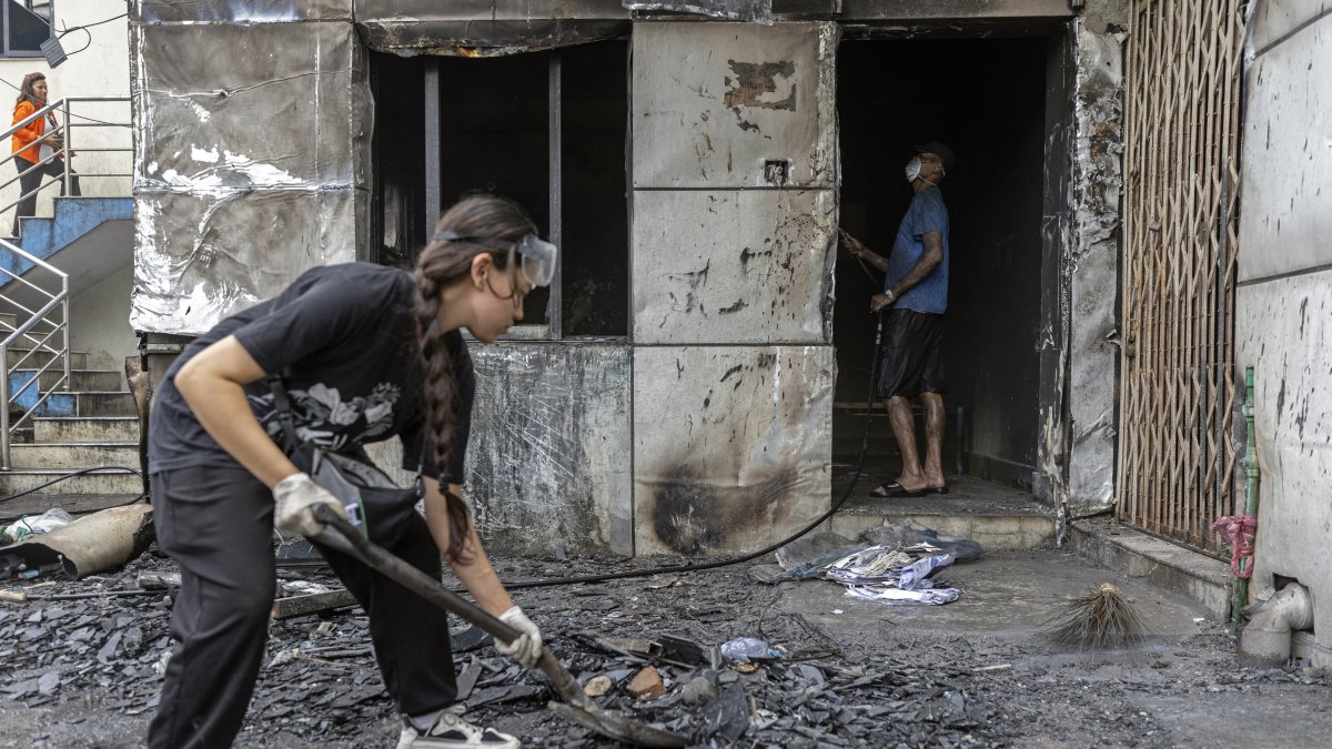 Seguidores nepaleses de la Generación Z se ofrecieron como voluntarios para limpiar una estación de policía en Katmandú, Nepal.