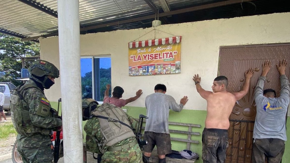 Los presuntos miembros del grupo criminal fueron detenidos por militares ecuatorianos.