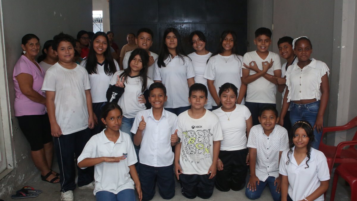 Estudiantes desarrollan un noticiero en una unidad educativa de la ciudadela Juan Montalvo.