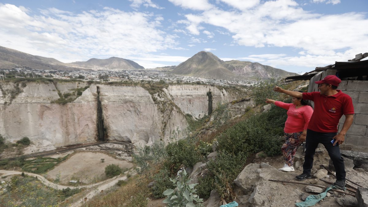 La erosión amenaza al patrimonio y la vida en San Antonio de Pichincha. Moradores solicitan acciones.