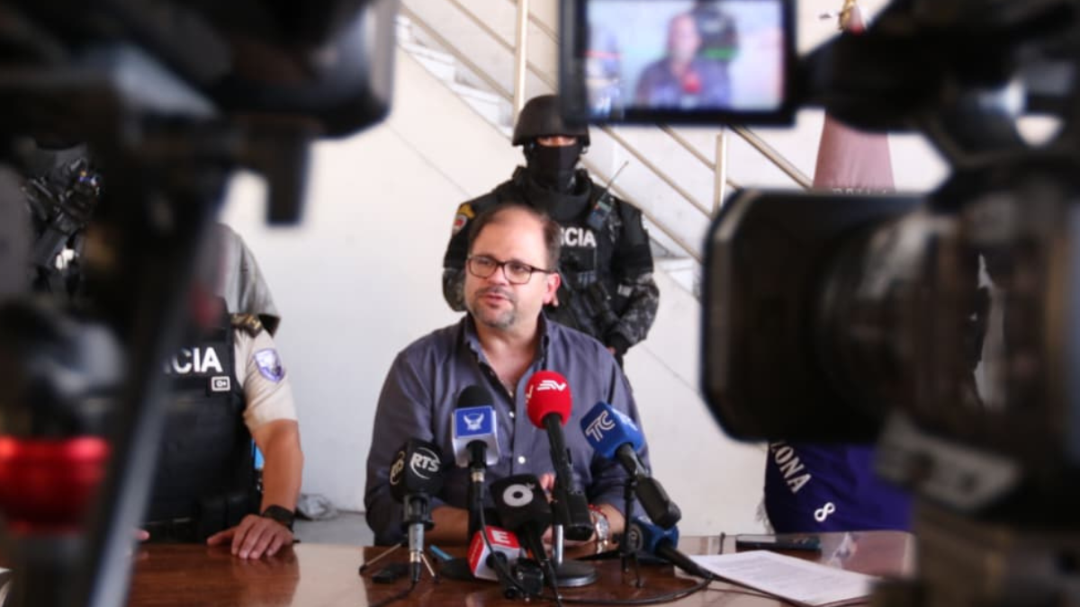 La rueda de prensa se realizó en las instalaciones de Aeropolicial, en Guayaquil.