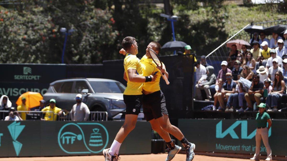 Los tenistas bosnios Mirza Basic (d) y Nerman Fatic celebran el triunfo en el partido de dobles de la Copa Davis.
