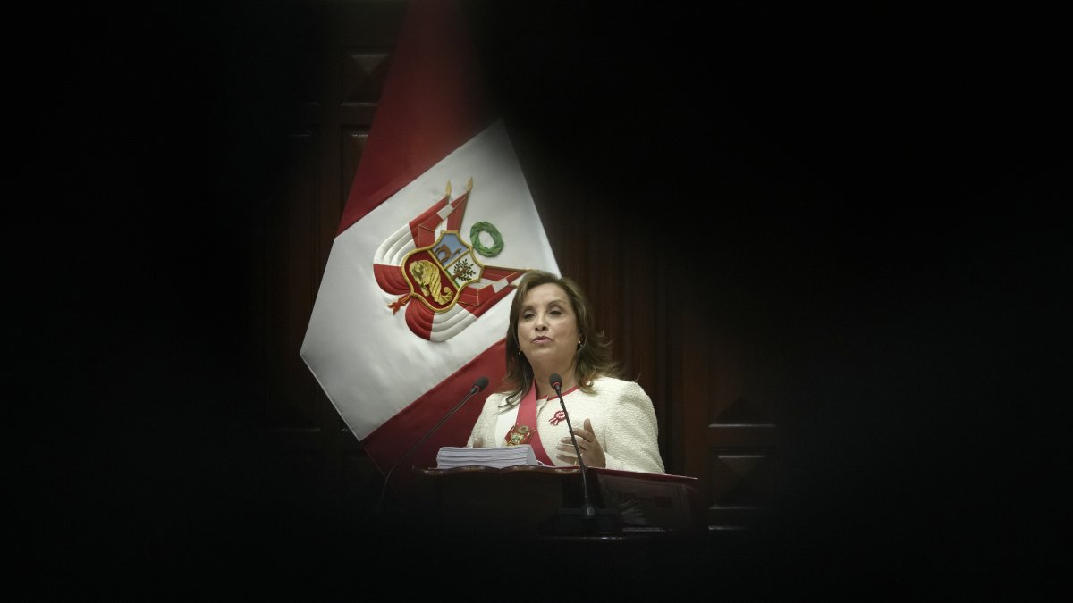 La presidenta Boluarte aprueba un nuevo débito de pensiones.