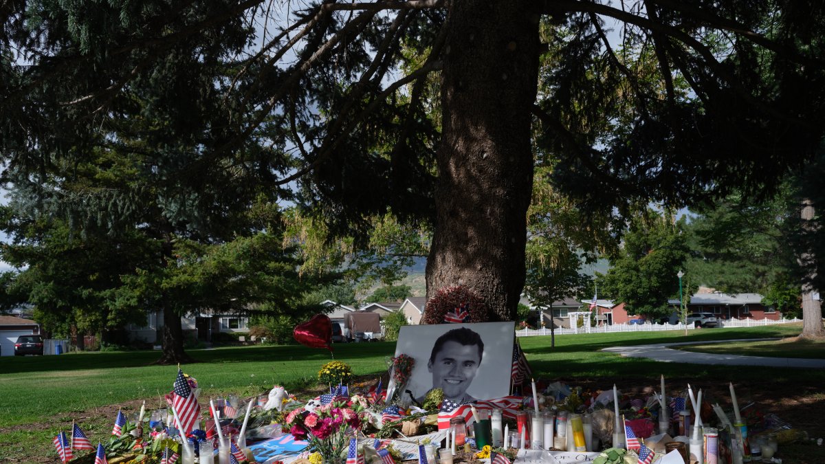 Flores y velas se colocan en homenaje a Kirk.