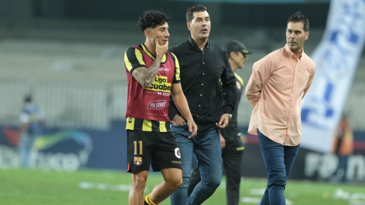 Joao Rojas y los hermanos Juan e Ismael Rescalvo en el Capwell.