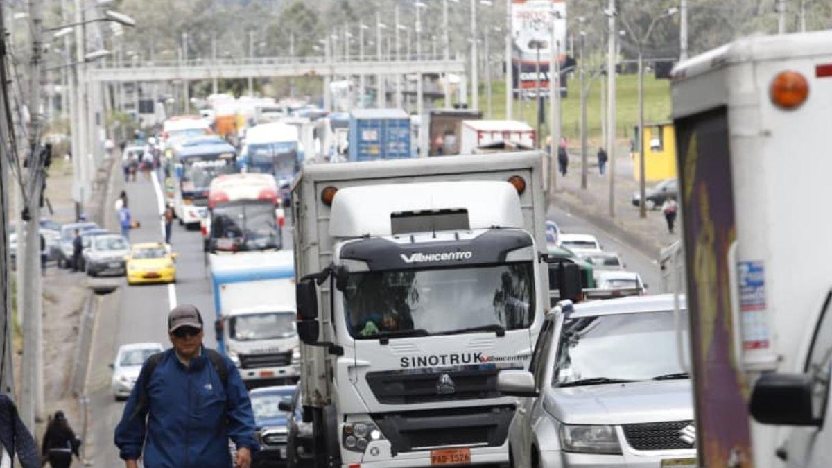La Panamericana Sur, en Pichincha, luce colapsada ante el bloqueo de la vía por parte de trasnportistas de carga pesada.