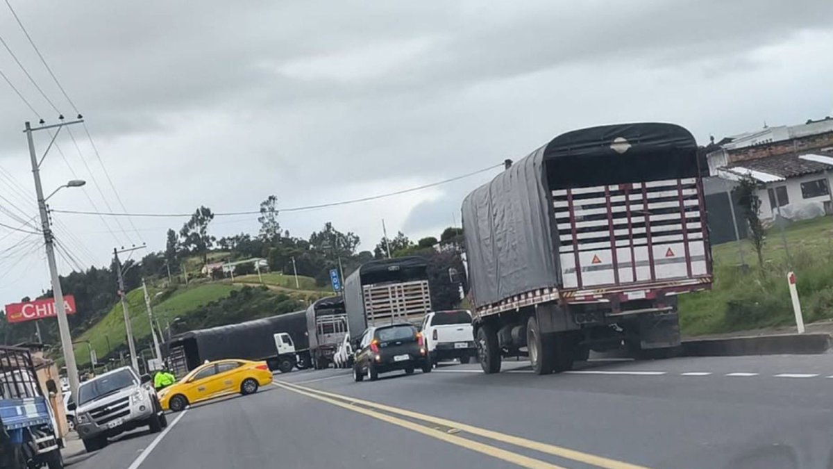 Varias vías en la provincia del Carchi están cerradas por transportistas.