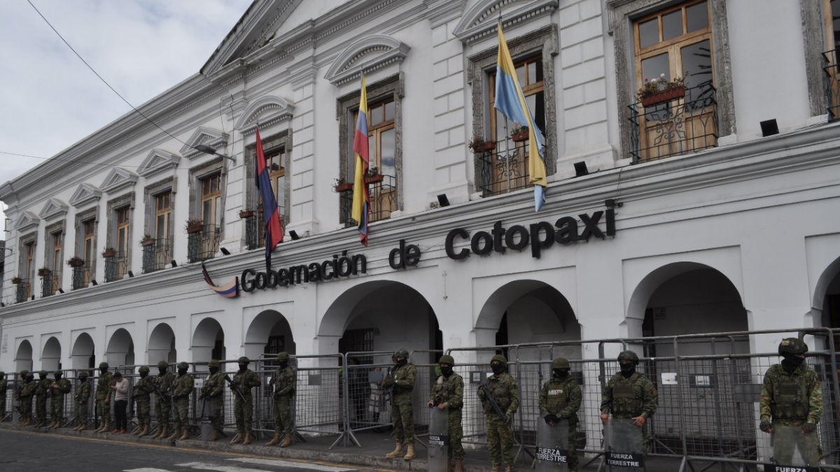 La Gobernación de Cotopaxi se mantiene bajo resguardo policial y militar.