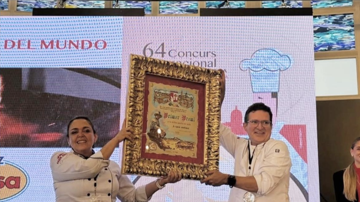 Tomás Angulo y Karina Iturralde, representantes de Sabor Amar, ganaron el concurso de paella en Sueca, Valencia.