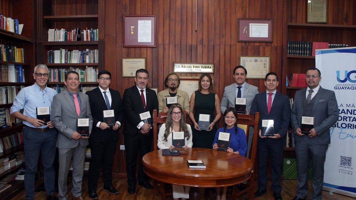 Los autores presentaron el libro en la facultad de Jurisprudencia de la Universidad de Guayaquil.